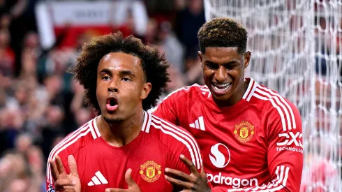 Joshua Zirkzee comemora gol pelo Manchester United com Marcus Rashford. (Photo by Michael Regan/Getty Images)