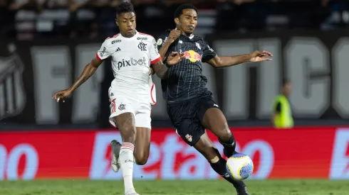 Eduardo Santos jogador do Bragantino disputa lance com Bruno Henrique jogador do Flamengo durante partida no estadio Nabi Abi Chedid pelo campeonato Brasileiro A 2024.