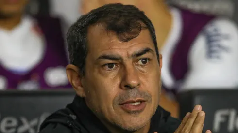 Fábio Carille durante jogo do Peixe. Treinador balança no cargo.