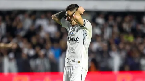 Escobar foi expulso em momento crucial pelo Santos. Foto: Reinaldo Campos/AGIF