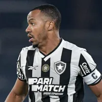 Botafogo reclama falta de Jean Lucas, e pediram cartão vermelho para o jogador; árbitro deu apenas amarelo