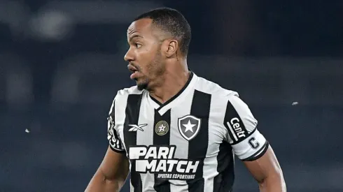 RJ - RIO DE JANEIRO - 18/08/2024 - BRASILEIRO A 2024, BOTAFOGO X FLAMENGO - Marlon Freitas jogador do Botafogo durante partida contra o Flamengo no estadio Engenhao pelo campeonato Brasileiro A 2024. Foto: Thiago Ribeiro/AGIF