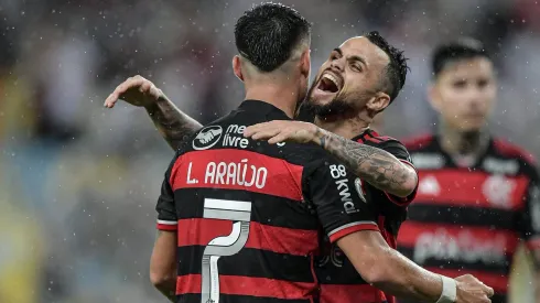 Michael jogador do Flamengo comemora gol com Luiz Araujo jogador da sua equipe durante partida contra o Bragantino no estadio Maracana pelo campeonato Brasileiro A 2024.