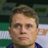 Alexandre Mattos segura Fernando Seabra no Cruzeiro, mas aumenta a pressão no treinador