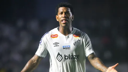 Gil jogador do Santos durante partida contra o Amazonas no estadio Vila Belmiro pelo campeonato Brasileiro B 2024.