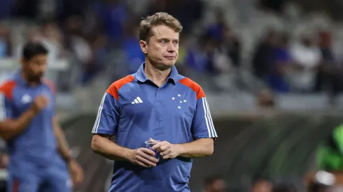 Treinador da Raposa durante jogo com Fluminense