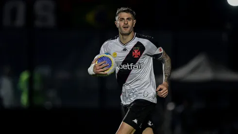 Centroavante durante a partida com o Athletico-PR