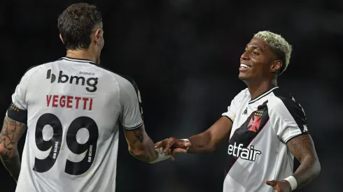 Com gols de Emerson Rodríguez e Vegetti, Vasco vence Athletico de virada pelo Brasileirão. Foto: Thiago Ribeiro/AGIF