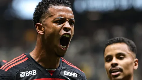Carlinhos segue no banco de reserva do Flamengo contra o Bahia