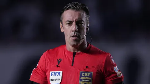 SP - SANTOS - 20/05/2023 - BRASILEIRO A 2023, SANTOS X PALMEIRAS - O arbitro Raphael Claus durante partida entre Santos e Palmeiras no estadio Vila Belmiro pelo campeonato BRASILEIRO A 2023. Foto: Ettore Chiereguini/AGIF