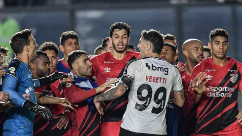 RJ - RIO DE JANEIRO - 26/08/2024 - BRASILEIRO A 2024, VASCO X ATHLETICO-PR - Jogadores do Vasco brigam com jogadores do Athletico-PR ao final da partida no estadio Sao Januario pelo campeonato Brasileiro A 2024. Foto: Thiago Ribeiro/AGIF