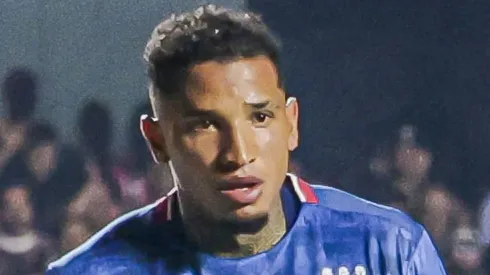 - Zagueiro Juan Izquierdo