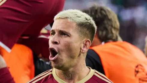 Yeferson Soteldo durante jogo da Venezuela. Atacante está emprestado ao Tricolor.