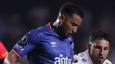 SP – SAO PAULO – 22/08/2024 – COPA LIBERTADORES 2024, SAO PAULO X NACIONAL (URU) – Calleri jogador do Sao Paulo disputa lance com Izquierdo jogador do Nacional (URU) durante partida no estadio Morumbi pelo campeonato Copa Libertadores 2024. Foto: Ettore Chiereguini/AGIF