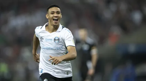 Atacante assinou por seis temporadas. Jorge Rodrigues/AGIF.