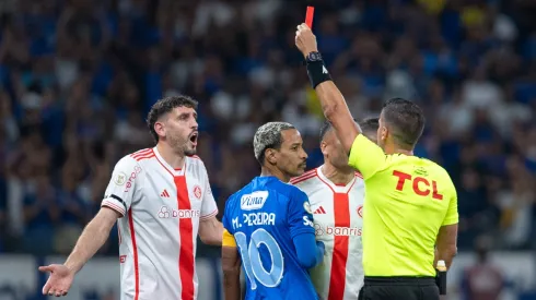 Árbitro distribuiu sete cartões amarelos para o time gaúcho. Alessandra Torres/AGIF.