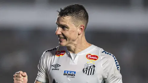 Santos e Coritiba SANTOS, SP - 22.07.2024: SANTOS E CORITIBA - Furch celebrates his goal during a match between Santos and Coritiba, valid for the seventeenth round of the 2024 Brazilian Football Series B Championship, held at the Urbano Caldeira stadium Vila Belmiro, Santos, a municipality in the state of São Paulo, this Monday , July 22, 2024. Photo: Anderson Lira/Fotoarena x2578459x PUBLICATIONxNOTxINxBRA AndersonxLira