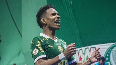 Estêvão em ação pelo Alviverde.