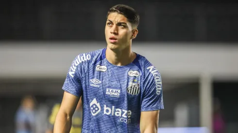 Zagueiro deve continuar na equipe da Baixada Santista