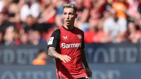 Alejandro Grimaldo pelo Bayer Leverkusen em partida da Bundesliga. (Photo by Christof Koepsel/Getty Images)