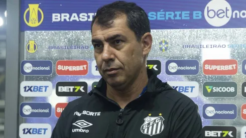 Fábio Carille em entrevista no jogo entre Santos e Ponte Preta, na Vila Belmiro, pela Série B do Campeonato Brasileiro, no dia 30/08/2024. Foto: Anderson Lira