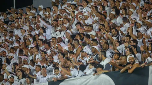 Torcida do Santos irritada após empate contra a Ponte Preta. Foto: Reinaldo Campos/AGIF