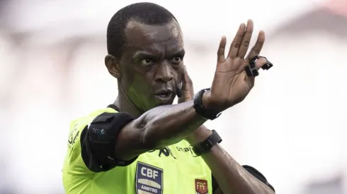 O árbitro Luiz Flávio de Oliveira durante partida entre Corinthians e Portuguesa, na Neo Química Arena, pelo Campeonato Paulista, no dia 11/02/2024. Foto: Marco Galvão