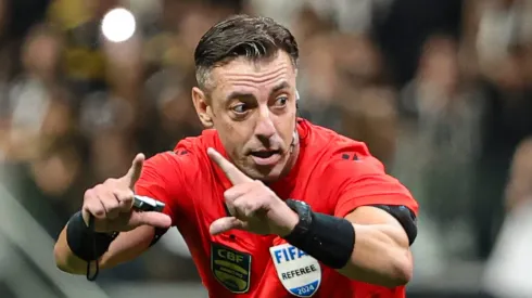 Claus é um dos árbitros mais conhecidos do país. Foto: Gilson Lobo/AGIF