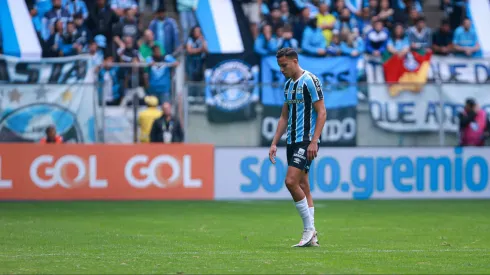 Zagueiro no momento em que recebeu o cartão vermelho