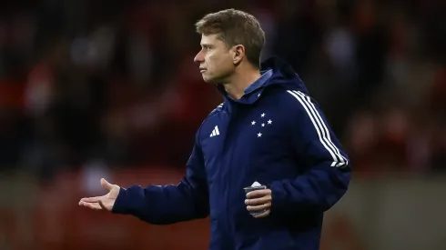 PORTO ALEGRE, BRAZIL – AUGUST 25: Fernando Seabra head coach of Cruzeiro gestures during the match between Internacional and Cruzeiro as part of Brasileirao 2024 at Beira-Rio Stadium on August 25, 2024 in Porto Alegre, Brazil. (Photo by Pedro H. Tesch/Getty Images)