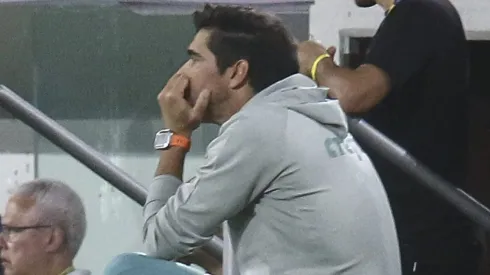 PR - CURITIBA - 01/09/2024 - BRASILEIRO A 2024, ATHLETICO-PR X PALMEIRAS - Abel Ferreira tecnico do Palmeiras durante partida contra o Athletico-PR no estadio Arena da Baixada pelo campeonato Brasileiro A 2024. Foto: Gabriel Machado/AGIF