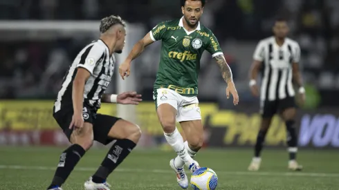 Tiquinho Soares jogador do Botafogo disputa lance com Felipe Anderson jogador do Palmeiras durante partida no estadio Engenhao pelo campeonato Brasileiro A 2024