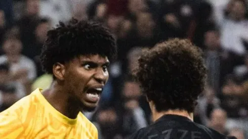 Hugo Souza durante jogo do Timão. Goleiro caiu nas graças da torcida.