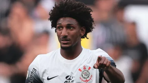 Talles Magno segue sendo acompanhado por torcedores do Vasco.