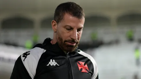 Vasco de Pedrinho fracassa em negociação com zagueiro argentino no último dia da janela de transferências do Brasil. Foto: Thiago Ribeiro/AGIF