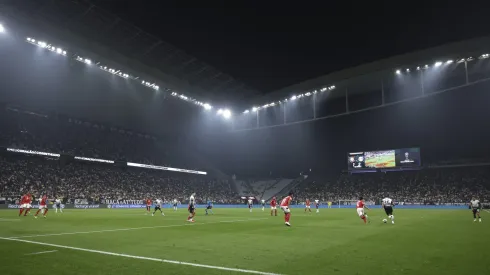 Corinthians jogando a Sul-Americana no estádio Neo Química Arena.
