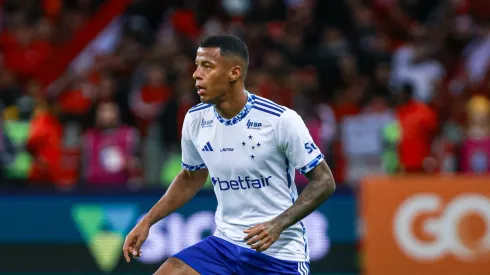 Arthur Gomes jogador do Cruzeiro durante partida contra o Internacional no estadio Beira-Rio pelo campeonato Brasileiro A 2024