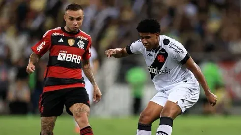 Andrey Santos do Vasco disputa a bola com rival do Flamengo durante o Campeonato Carioca 2023 no Maracana Stadium on March 19, 2023 no Rio de Janeiro