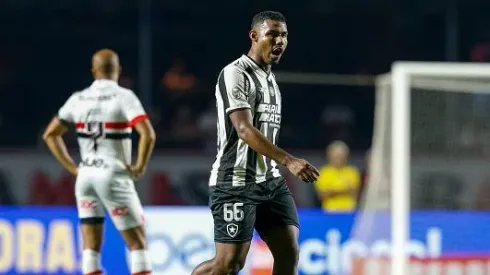 Cuiabano do Botafogo comemora o segundo gol de sua equipe durante uma partida contra o São Paulo pelo Brasileirao Serie A 2024 no MorumBIS