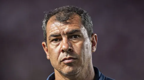 Fábio Carille durante jogo contra a Portuguesa. Técnico 'balança' no Peixe.