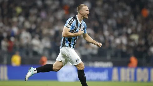 SAO PAULO, BRAZIL – JULY 25: Rodrigo Ely of Gremio celebrates after scoring the team´s first goal during a match between Corinthians and Gremio as part of Brasileirao Series A 2024 at Neo Quimica Arena on July 25, 2024 in Sao Paulo, Brazil. (Photo by Miguel Schincariol/Getty Images)