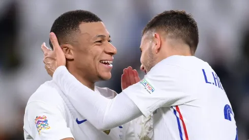 Kyllian Mbappe comemora gol pela França com Lucas Hernandez. (Photo by Laurence Griffiths/Getty Images)