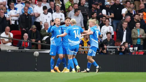 Jon Dagur Thorsteinsson comemora gol da Islândia diante da Inglaterra. (Photo by Alex Pantling/Getty Images)