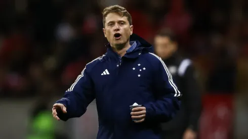 PORTO ALEGRE, BRAZIL - AUGUST 25:: Fernando Seabra head coach of Cruzeiro during the match between Internacional and Cruzeiro as part of Brasileirao 2024 at Beira-Rio Stadium on August 25, 2024 in Porto Alegre, Brazil. (Photo by Pedro H. Tesch/Getty Images)