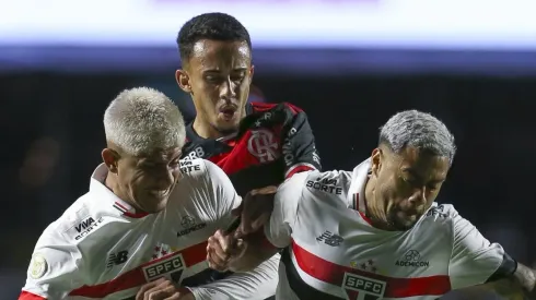 – Matheus Gonçalves disputando a bola com jogadores do SPFC