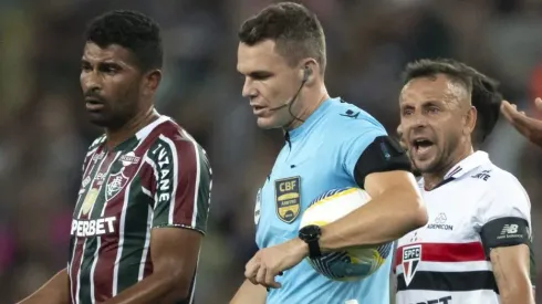 RJ - RIO DE JANEIRO - 01/09/2024 - BRASILEIRO A 2024, FLUMINENSE X SAO PAULO - O arbitro Paulo Cesar Zanovelli Da Silva durante partida entre Fluminense e Sao Paulo no estadio Maracana pelo campeonato Brasileiro A 2024. Foto: Jorge Rodrigues/AGIF