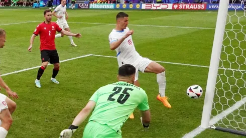 Giorgi Mamardashvilli observa gol de Patrik Schick em duelo entre Geórgia e República Tcheca. (Photo by Alex Livesey/Getty Images)