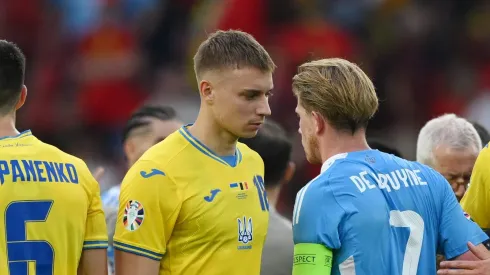 Volodymyr Brazhko e Andriy Yarmolenko lamentam eliminação após partida contra a Bélgica. (Photo by Clive Mason/Getty Images)