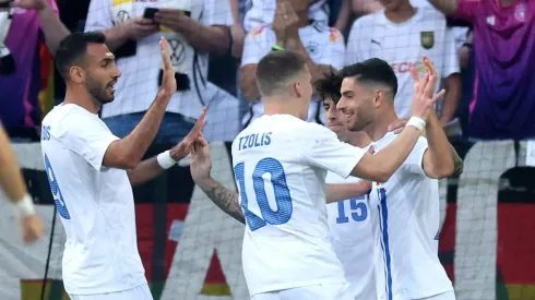 Giorgos Masouras comemorando seu gol pela Grécia em partida diante da Alemanha. (Photo by Alex Grimm/Getty Images)