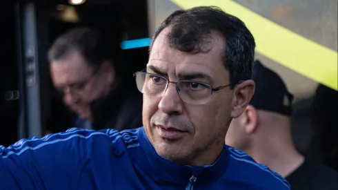 PR - PONTA GROSSA - 14/06/2024 - BRASILEIRO B 2024, OPERARIO X SANTOS - Fabio Carille treinador do Santos durante chegada da equipe para partida contra o Operario no estadio Germano Kruger pelo campeonato Brasileiro B 2024. Foto: Joao Vitor Rezende Borba/AGIF